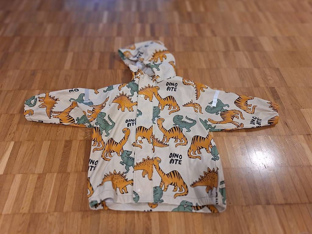 Jacken: Dino Regenjacke -110 – Gebraucht aus Winterthur von Cham_Tej