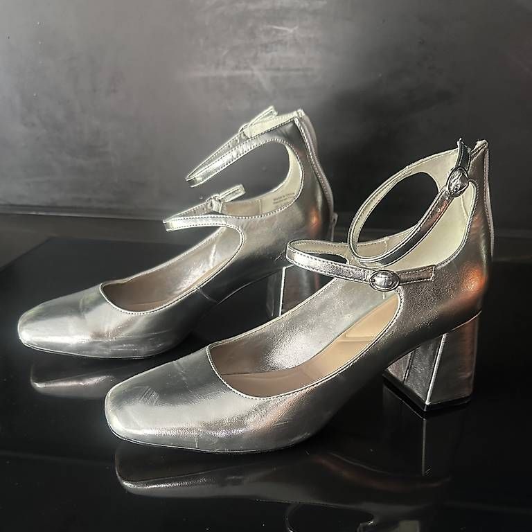 Chaussures femmes: Soulier escarpins argentés P. 39 – D'occasion à La Chaux-de-fonds par ccjp