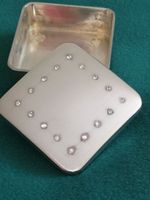 Silbernes Döschen aus Metall mit Steinchen- berm. Glas