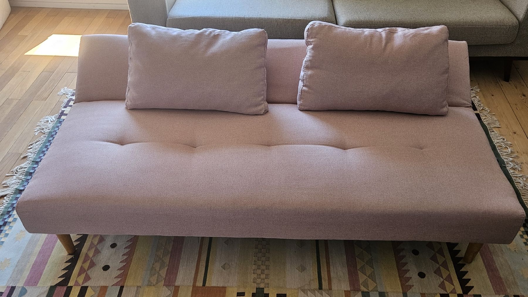 Divani: Schlafsofa rosa Stoff gut erhalten 3-Sitzer – Usato da Wädenswil venduto da doobe 7