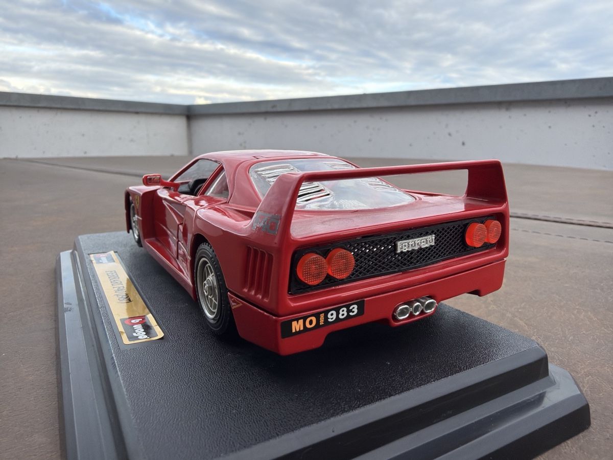 Bburago Modellautos: Ferrari F40 - 1/24 - Bburago – Gebraucht aus Wolfwil von Rolex1 2