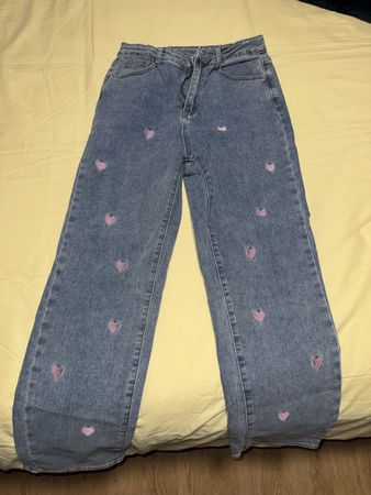 Wide Leg Jeans mit Herzstickerei