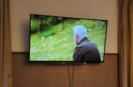 Toshiba Ultra HD Smart TV mit Wandhalterung