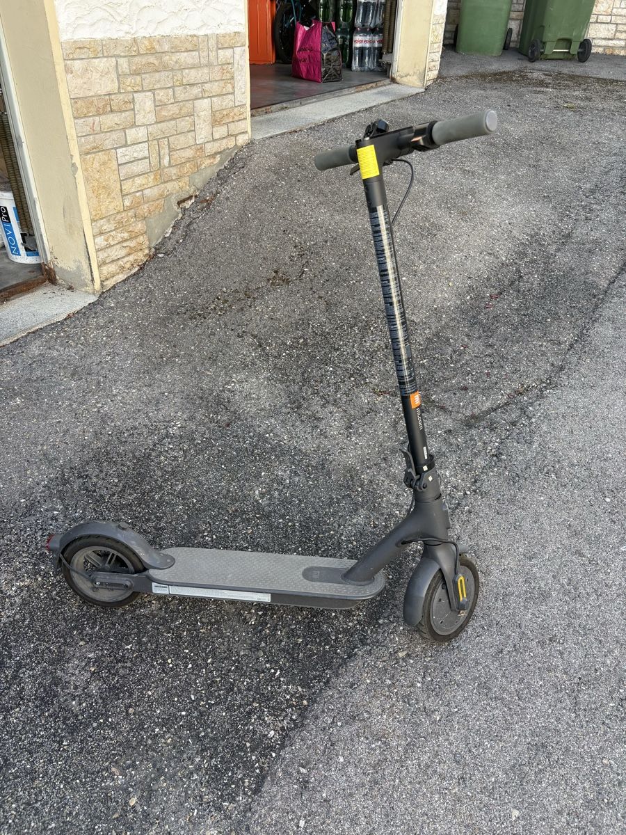 Xiaomi Kickboard: Xiaomi Mi Electric Scooter Essential – Usato da La Chaux-de-Fonds venduto da hug_y9hf