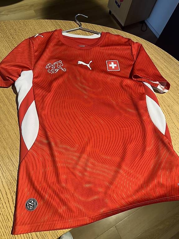 Leibchen & Hosen: Schweiz Trikot 2026 Grösse M – Gebraucht aus Kilchberg ZH von Kingboo 1