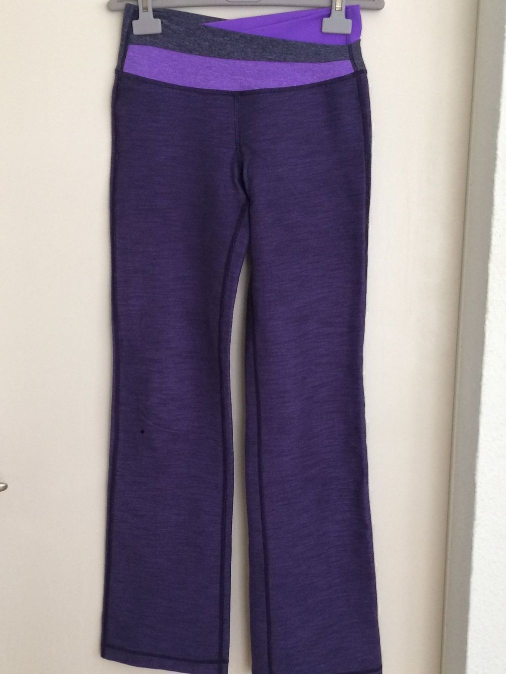Lululemon Leggings: Leggins yoga jogging Lululemon US4 – Nuovo (secondo la descrizione) da Satigny venduto da Helene2014