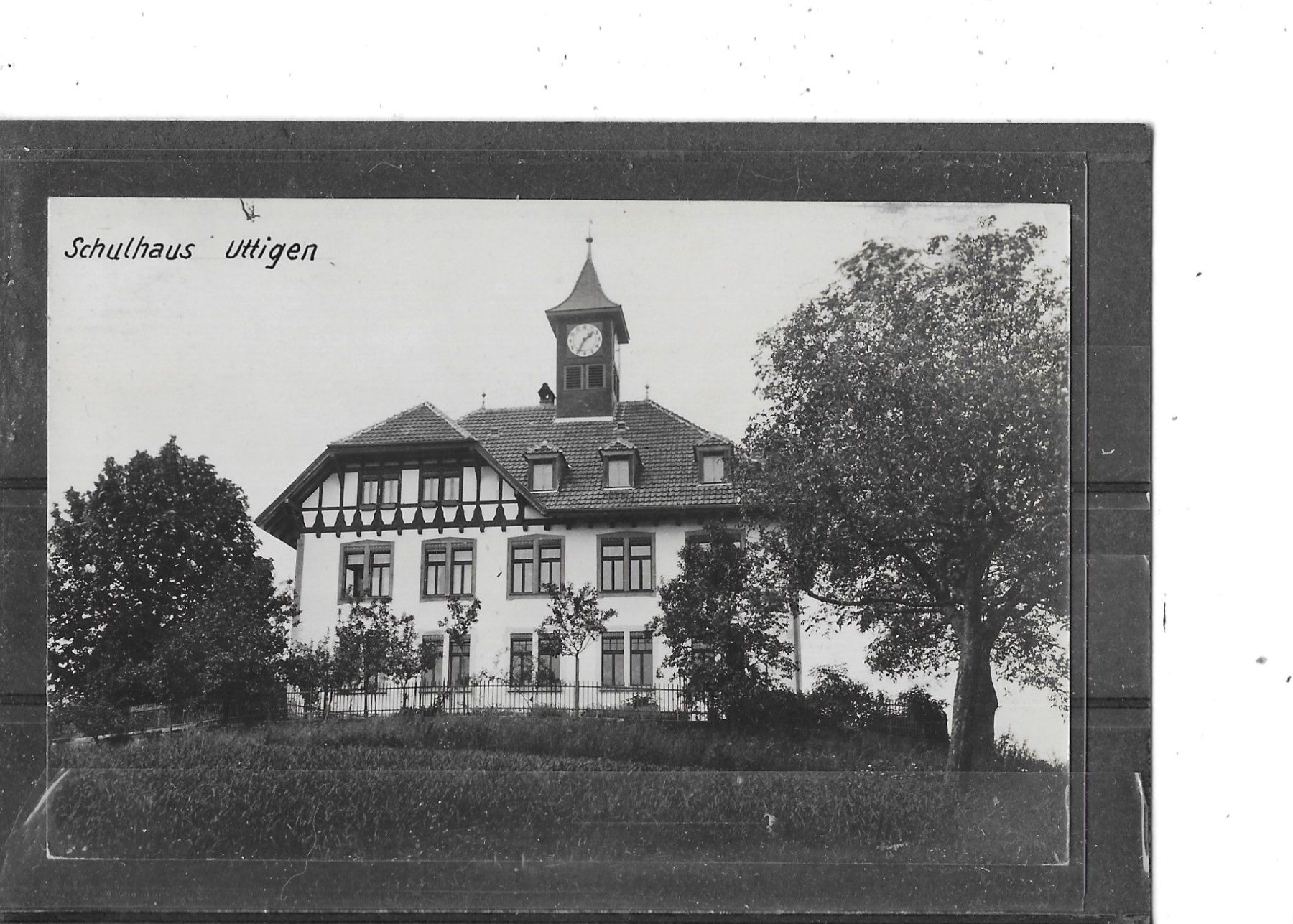 Ansichtskarten: BE Uttigen 1920 Schulhaus – Gebraucht aus Schocherswil von Wilare