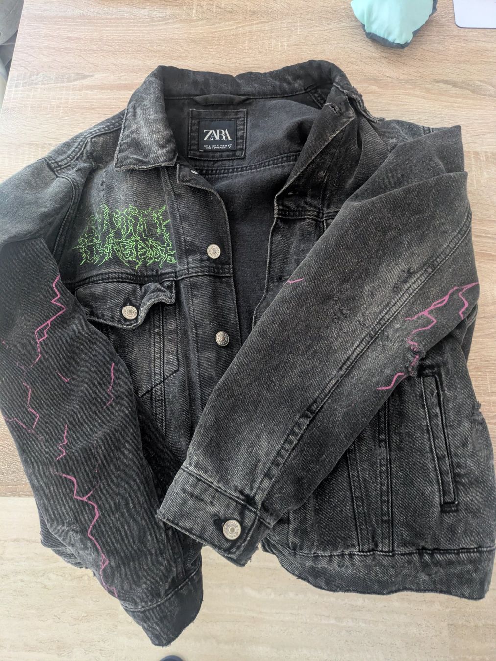 Zara Jacken: Zara Black Denim Jacket Graphic Print Size S – Gebraucht aus Losone von AlpineLayer 1
