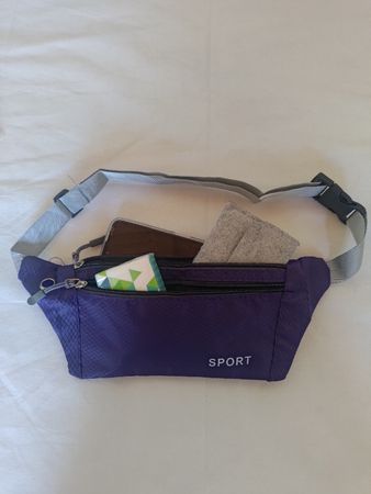 NEUE Kleine leichte Bauchtasche mit Platz für doch alles.