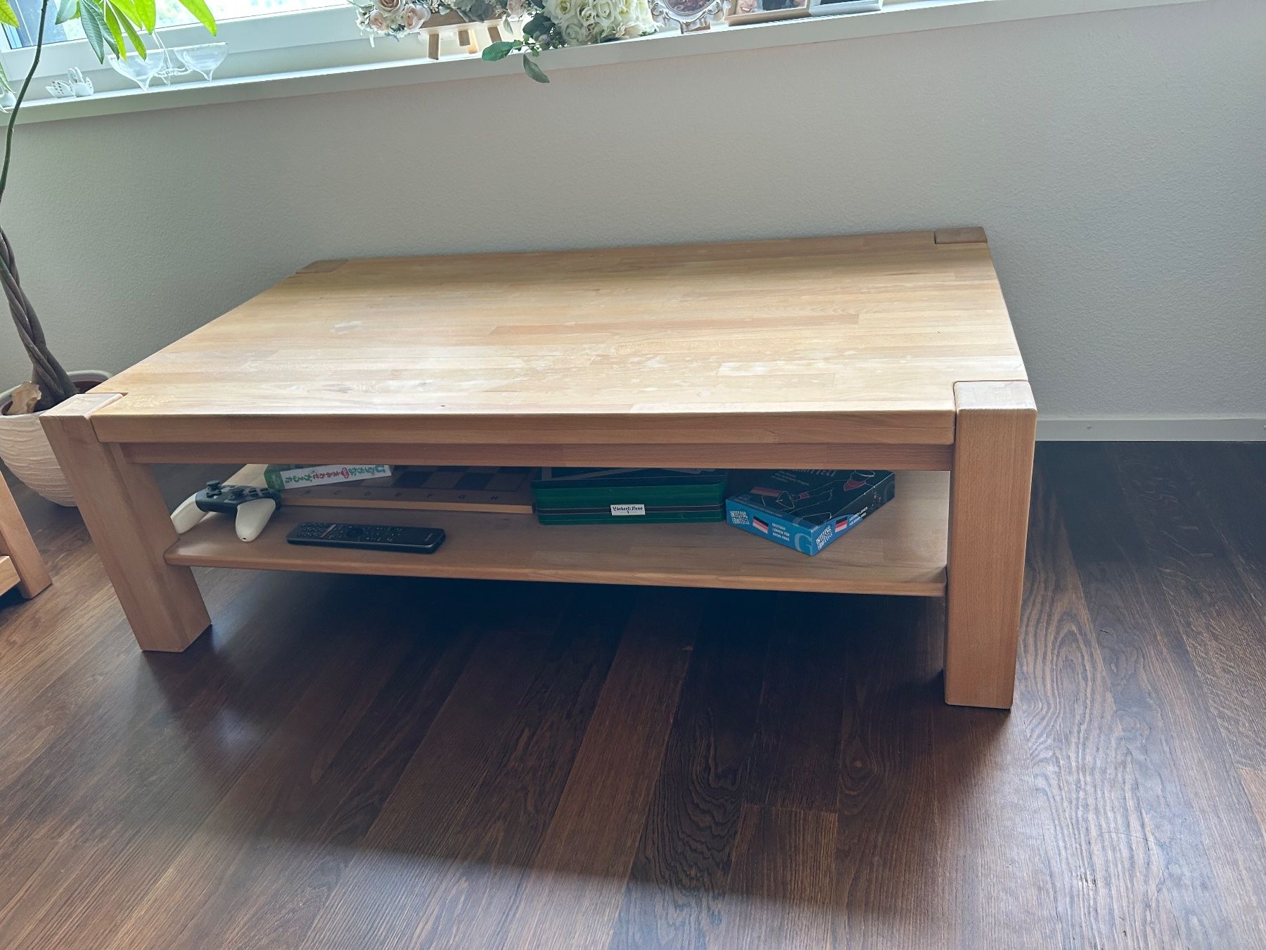 Tavoli: Holztisch mit Untertisch-Ablage – Usato da Baden venduto da DavidOgawa