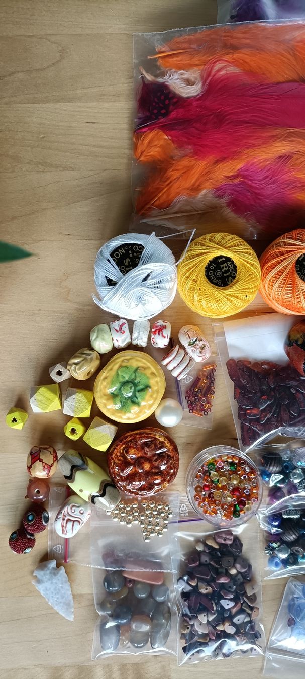 Bastelsets: Grosses Bastelset: Perlen, echte Edelsteine, Federn, Garn,.. – Gebraucht aus Bern von Fuxji17 2
