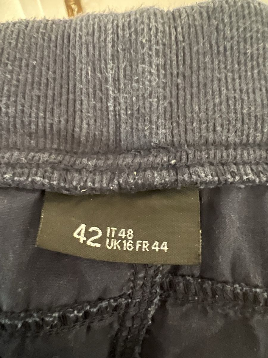 Pantaloni: Dunkelblaue Shorts (Gr.42) – Usato da Winterthur venduto da mel_wy 3