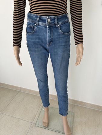 Stylish Women's Jeans Guess, Size 27