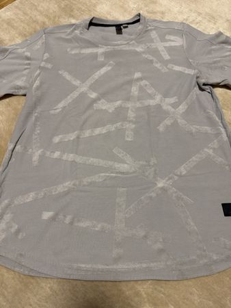 T-shirt Adidas gris, taille xl parfait pour l'été!