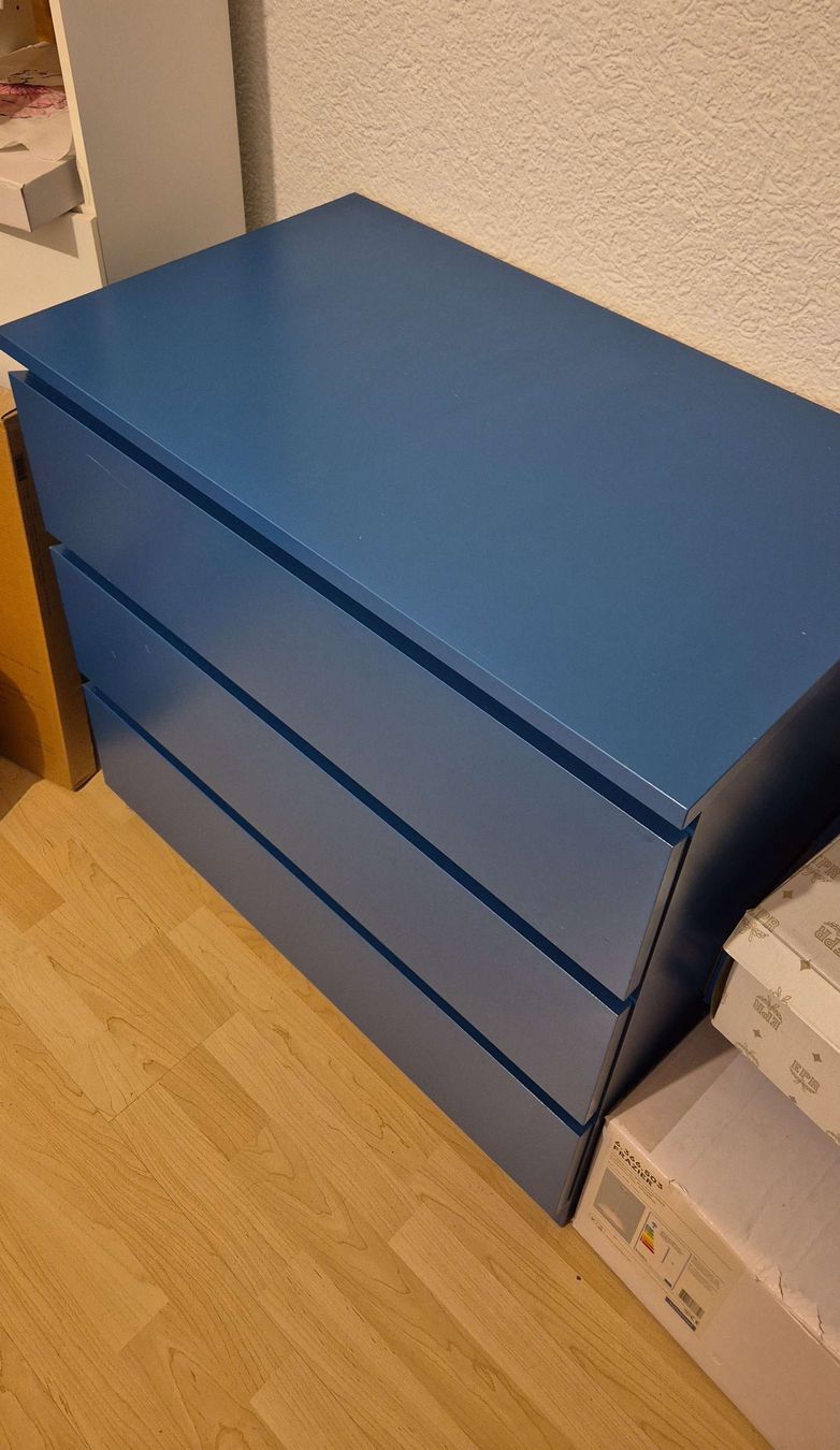Blaue Malm Kommode von Ikea mit drei Schubladen zu verkaufen (Gebraucht) in Chur für CHF 25 – nur Abholung auf Ricardo kaufen