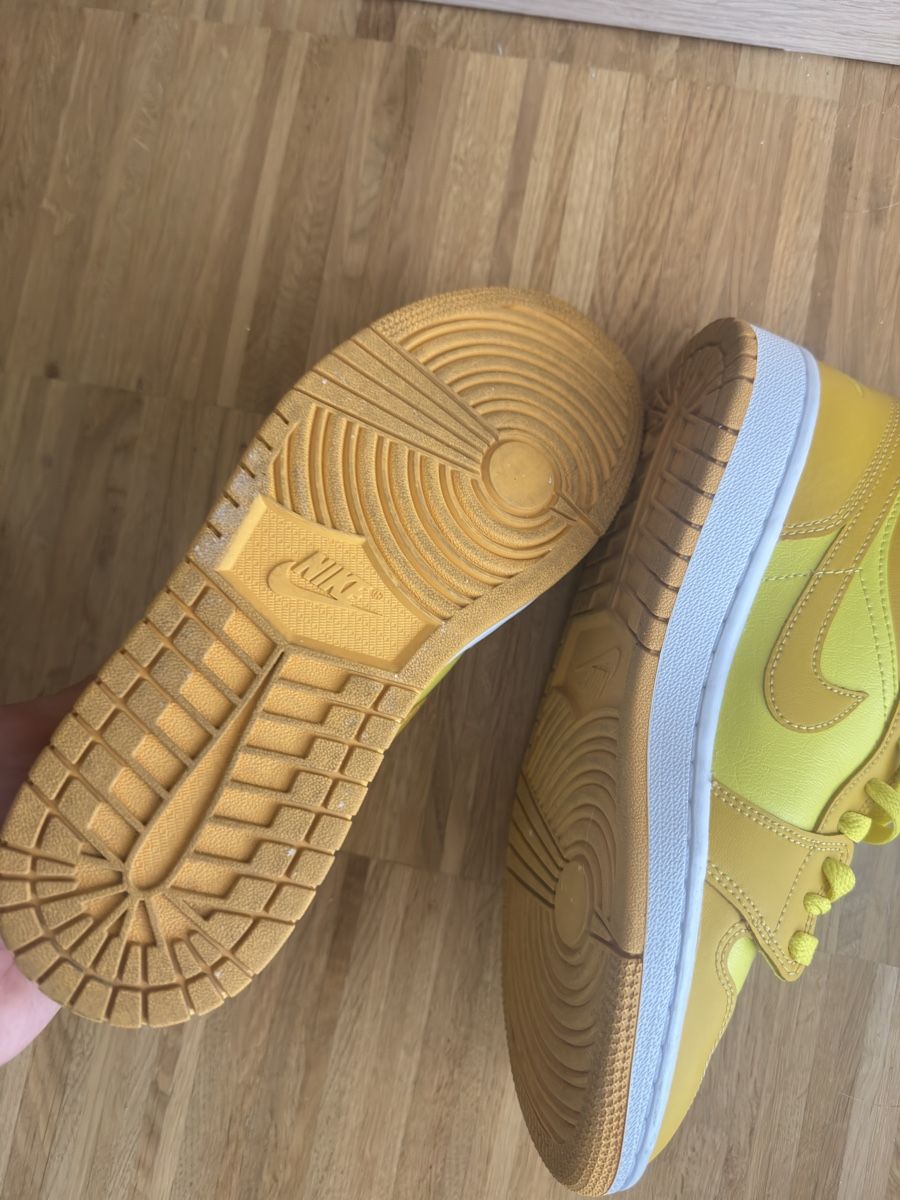 Jordan Scarpe da donna: Nike Jordan 1 Low Yellow Strike – Usato da Männedorf venduto da Luxurytrade4 2