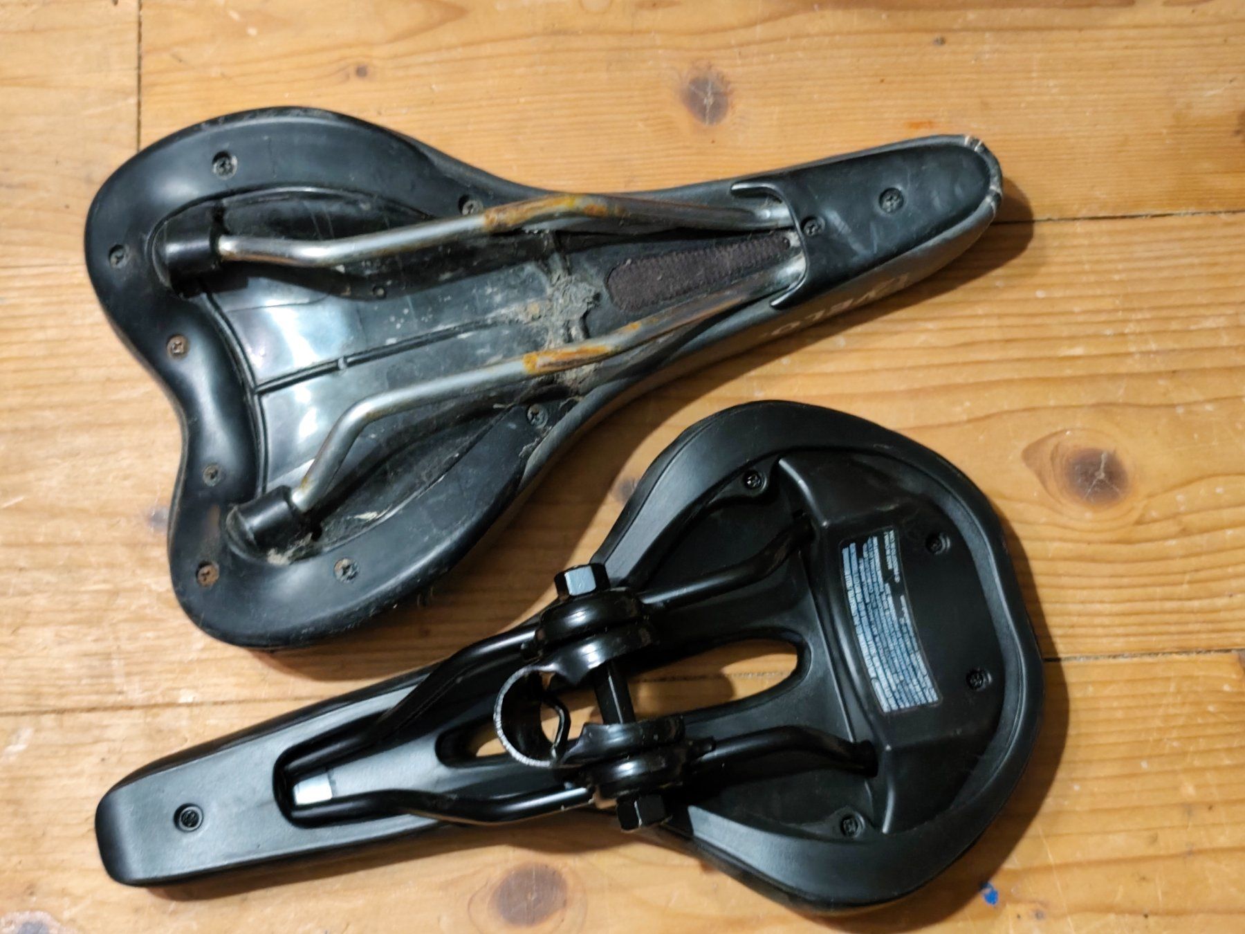 Pezzi di ricambio: Lot de 2 selles vélo, 1 neuve – Usato da Delémont venduto da antioque 1