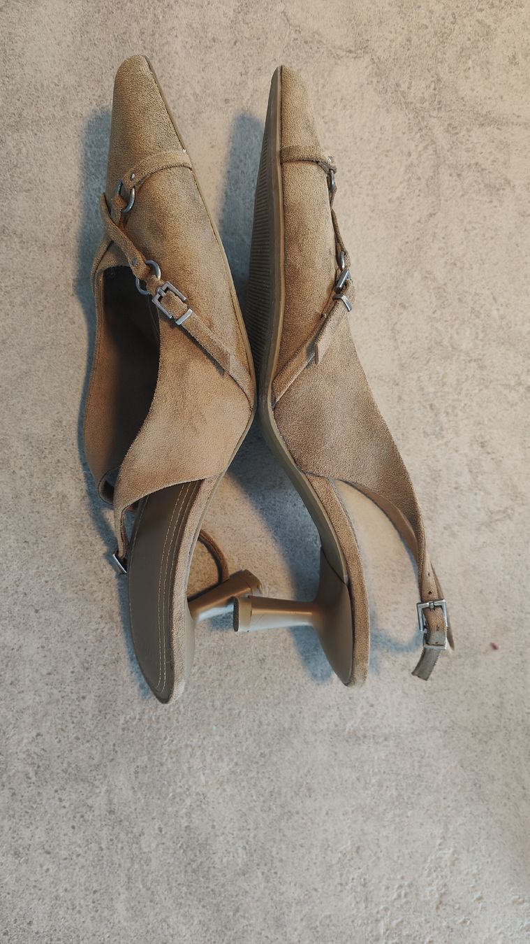 Bershka Scarpe da donna: Bershka Talons Daim Camel T 40 - Élégance Discrète – Usato da Troistorrents venduto da Suishy 1