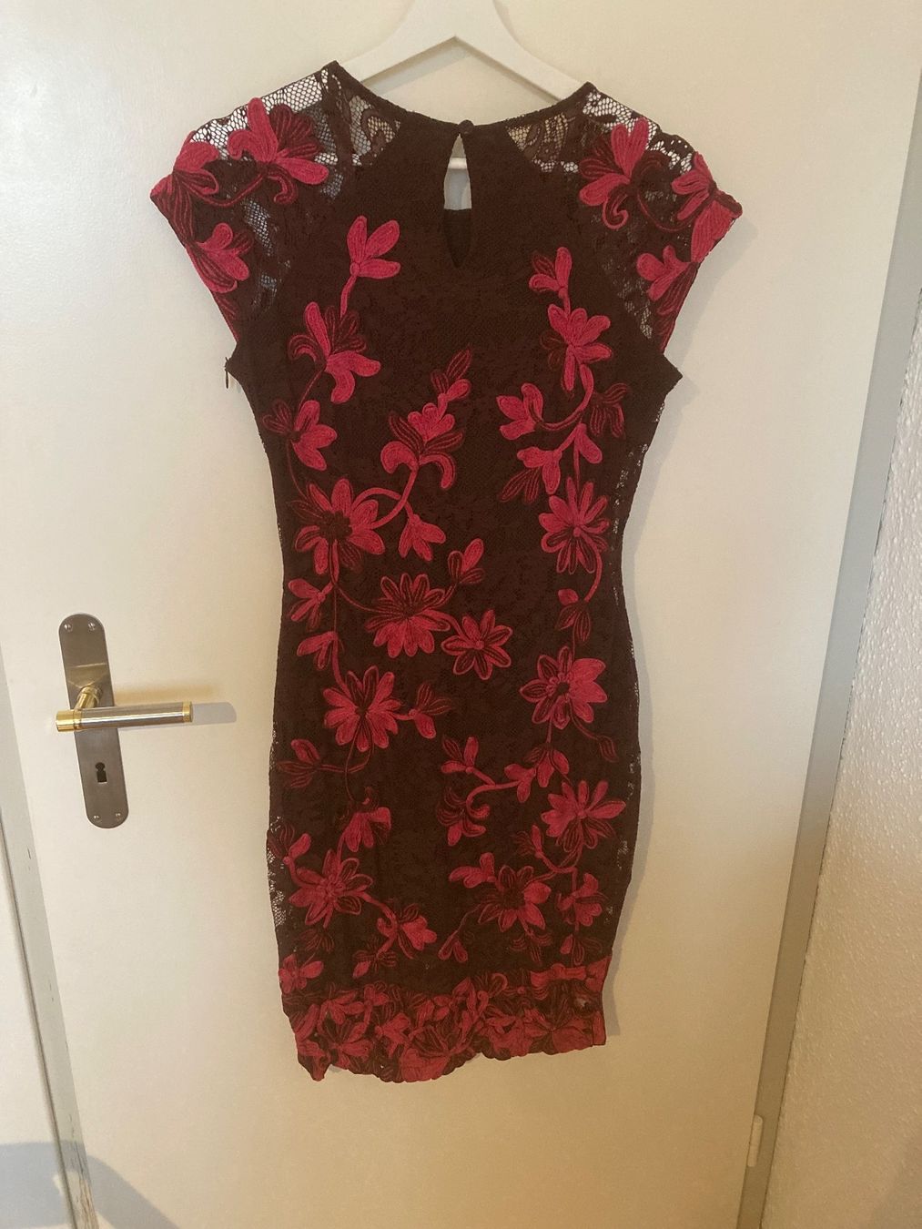 Phase Eight Vestiti: Enganliegendes Spitzenkleid – Usato da Menziken venduto da Ale.burri 1