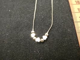 Goldfarbenes Ketteli mit Herzen und Kugeln Schmuck