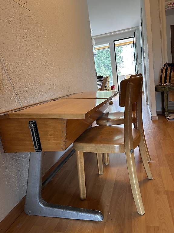 Scrivanie: Schulpult vintage mit passenden Stühlen – Usato da Bern venduto da sophienadine 2
