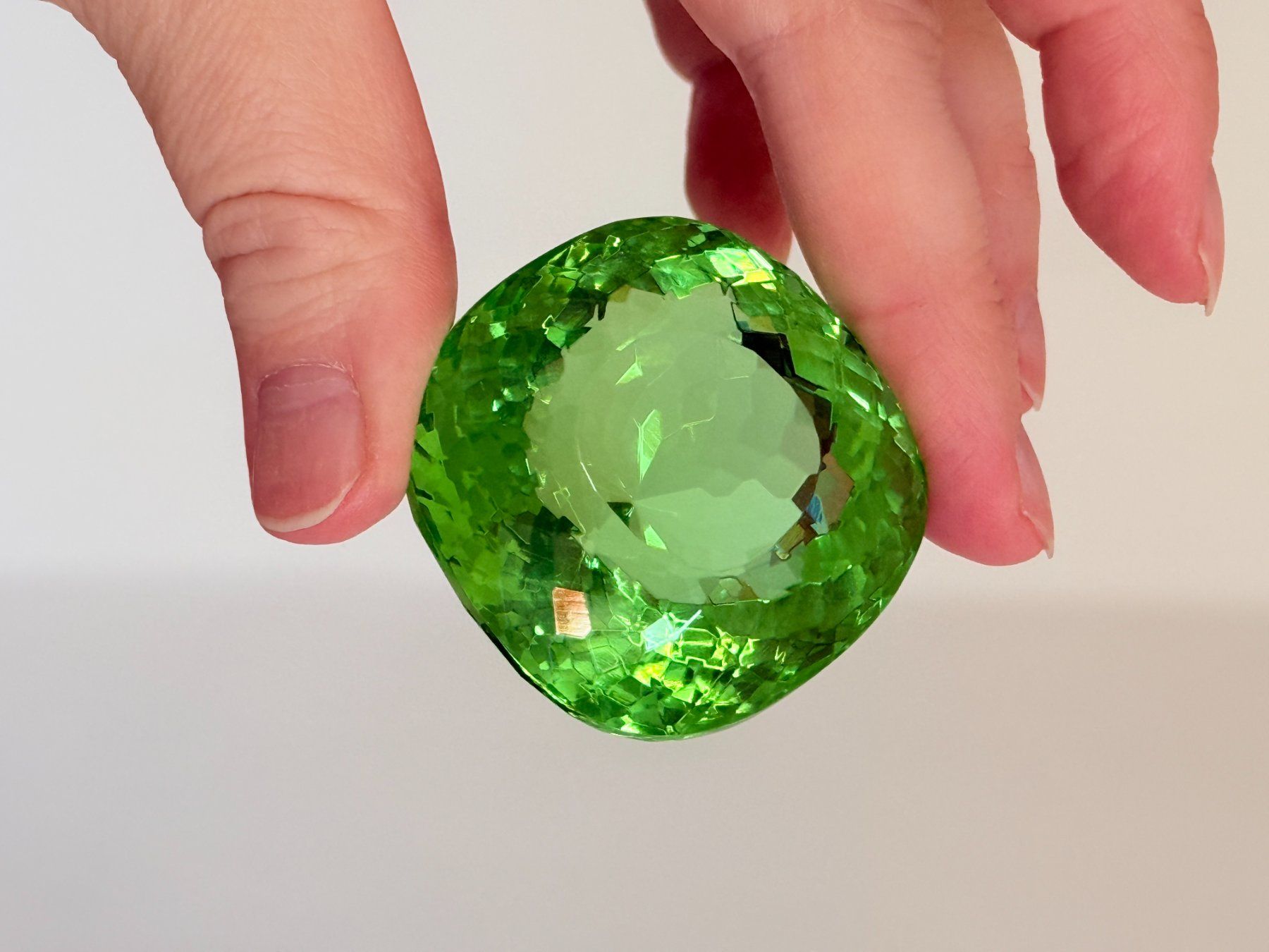 Minerali & Pietre curative: Certified 331.80 Ct Cushion Cut Loose Gem – Nuovo e nell'imballaggio originale da Genève venduto da AWWA 3