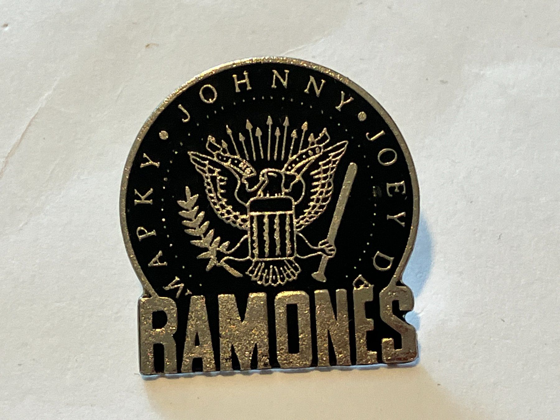 Plaketten & Abzeichen: 1 Pin Ramones – Gebraucht aus Basel von djwwpp