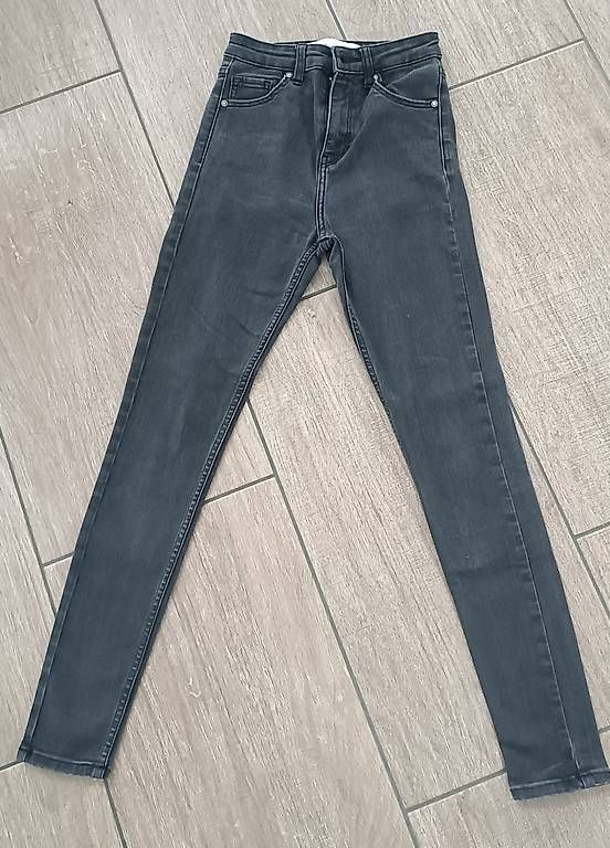 Pantaloni: Bershka Hosen Grösse 34 – Usato da Muotathal venduto da pigi02