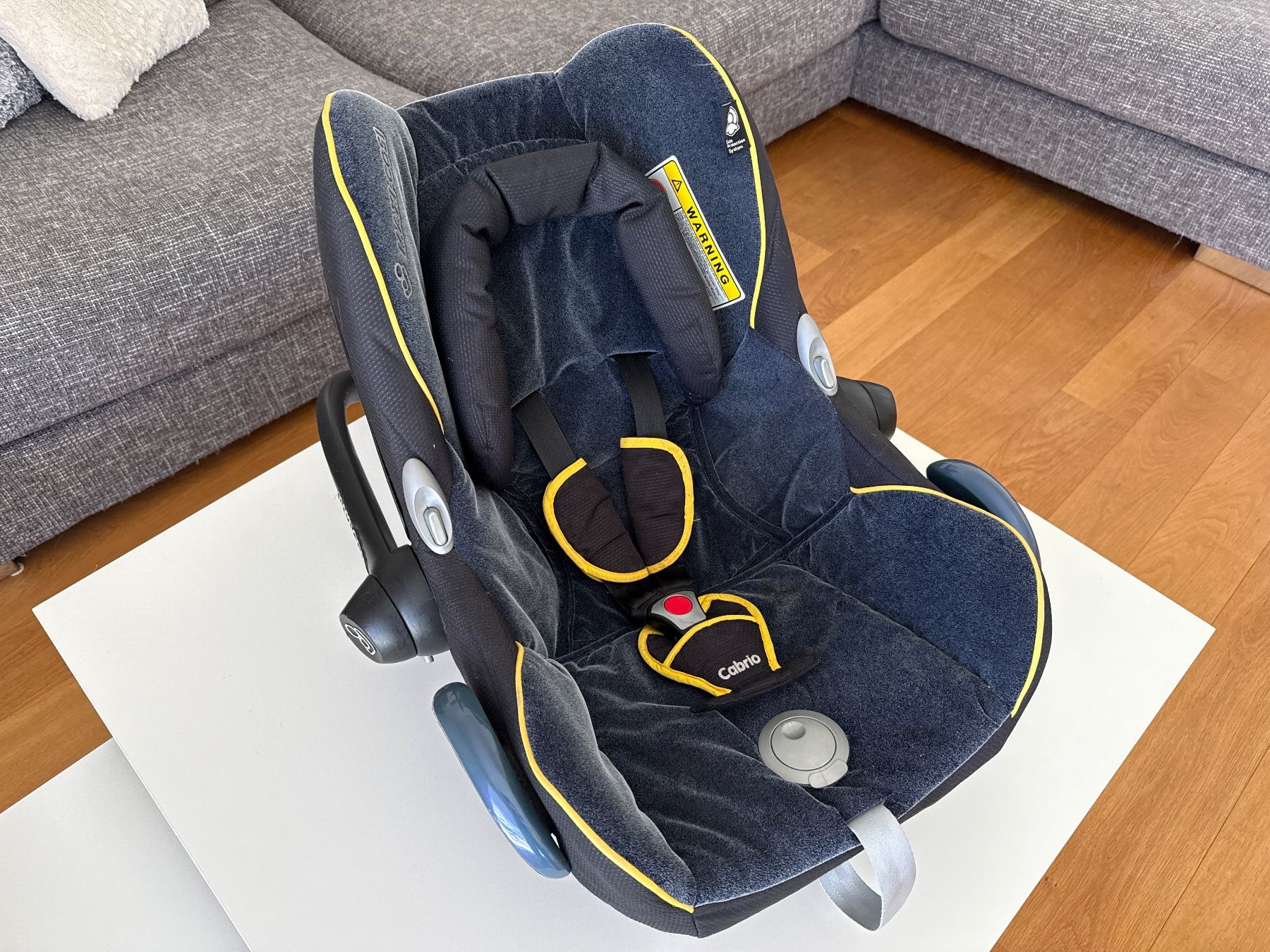 Maxi-Cosi Seggiolini per auto: Babyschale Maxi Cosi Cabrio, edler dunkelblauer Samt – Usato da Hägendorf venduto da ama_71 4