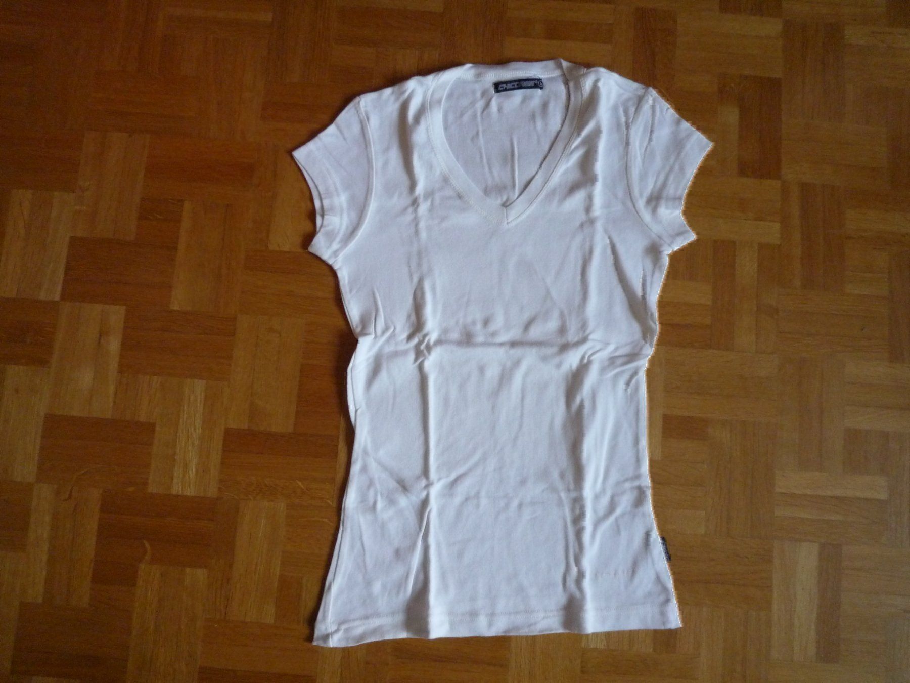 T-shirt: T-Shirt mit V Kragen – Usato da Rafz venduto da Sonnenblume305
