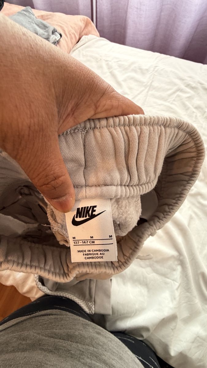 Nike Lotti & Set di vestiti: Nike gris taille M – Usato da Meyrin venduto da Pretty2000 3