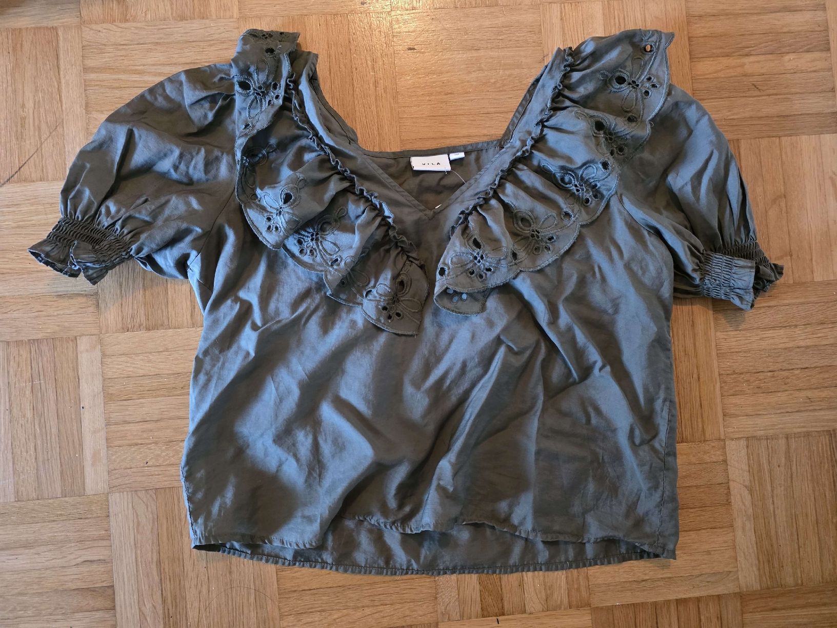 Vila Camicette: Sommerliche Bluse von Vila mit Rüschen, Grösse 40 – Usato da Horw venduto da Zedy01