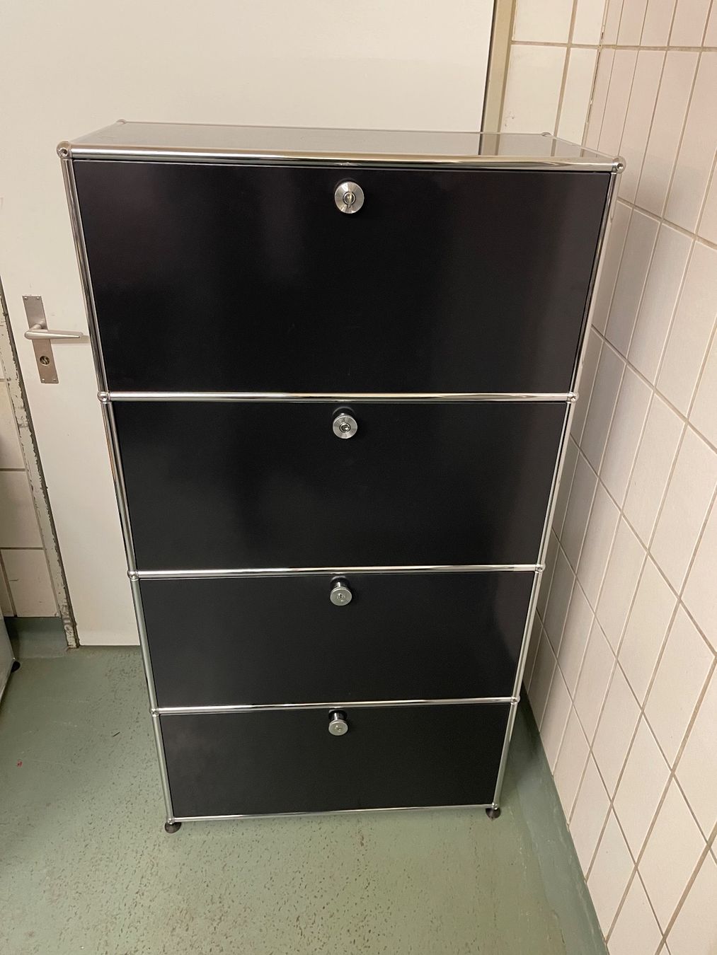 USM Scaffali: USM Haller Sideboard 1x4 Mit Schlüssel – Usato da Dietikon venduto da Kumar_Occasionen