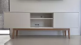 Weisses TV-Möbel, 160 cm, mit Holzfüssen