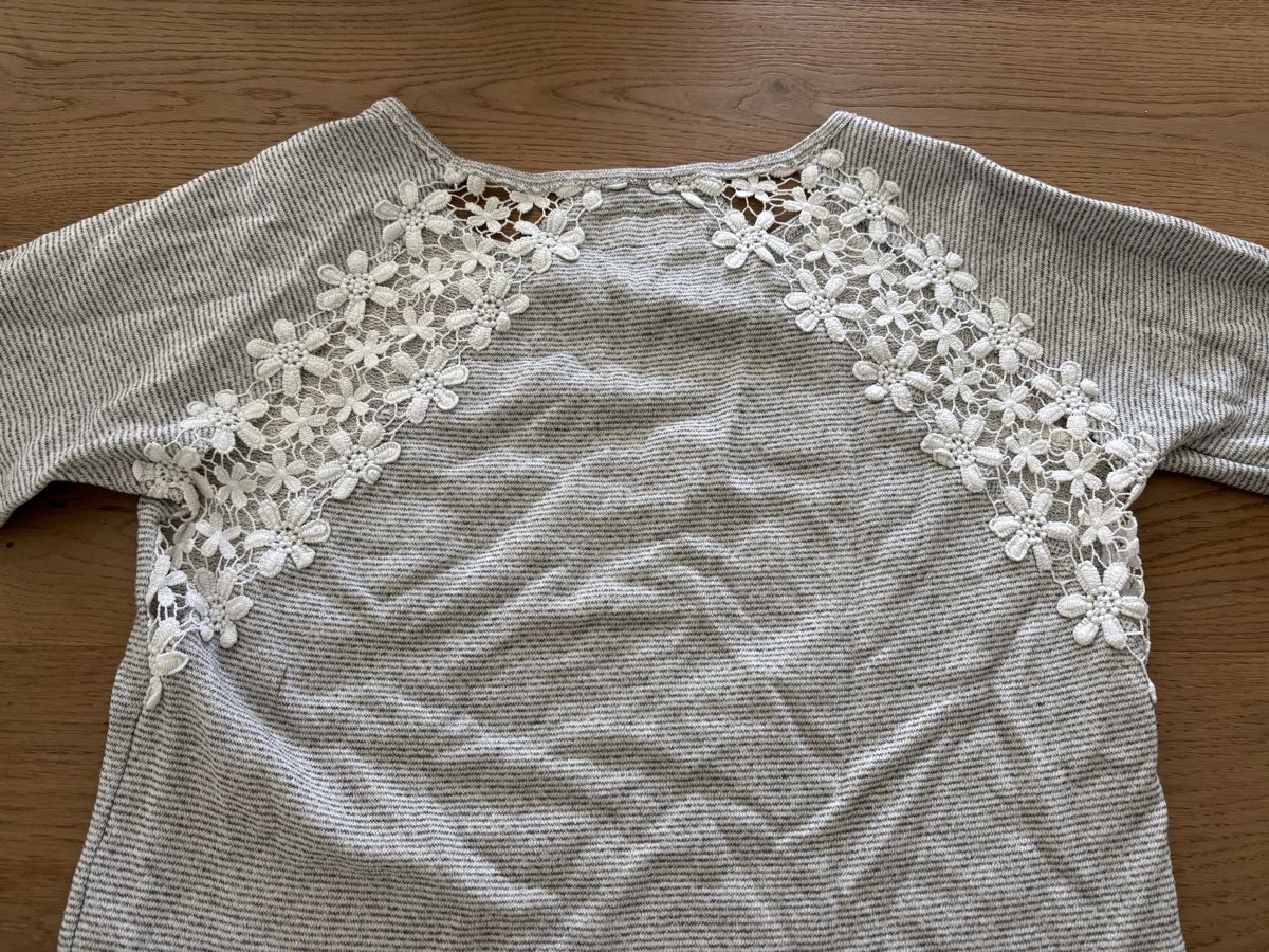 Maglioni & Felpe: ONLY Pullover mit Spitze, grau meliert, Grösse M – Usato da Pfäffikon ZH venduto da sunshine9500 3