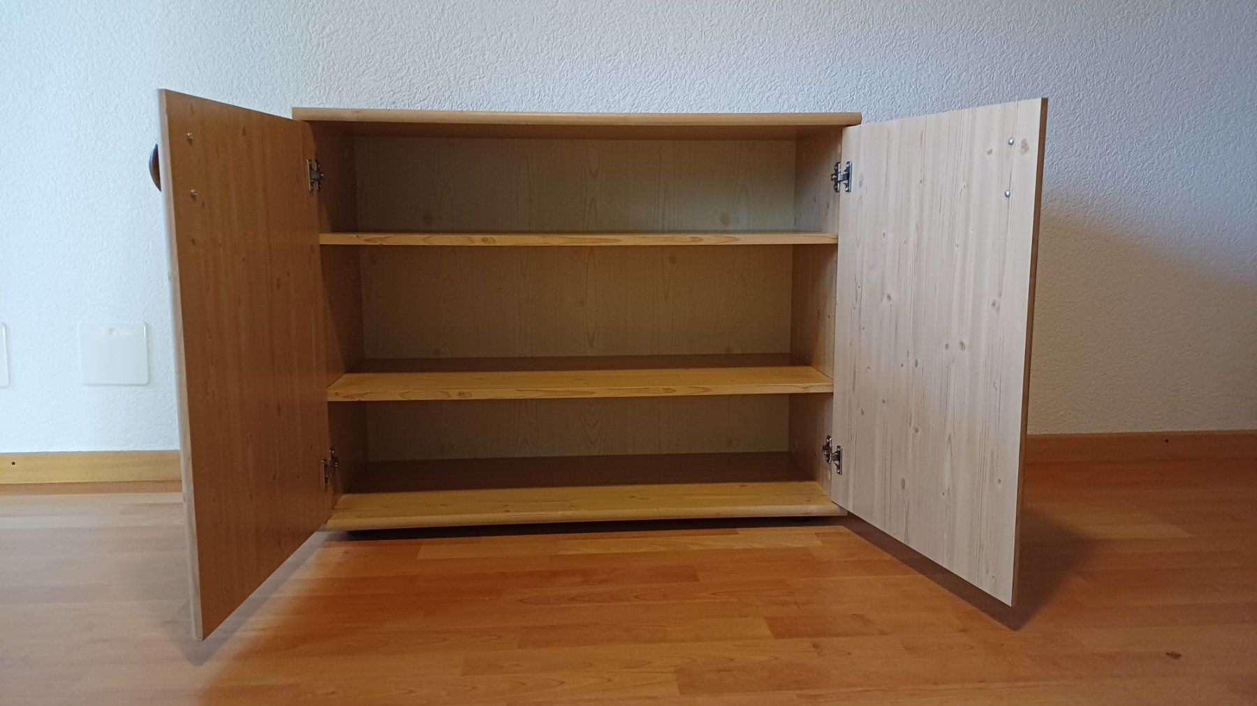Cassettiere: Gut erhaltene, massive Kommode mit Tablaren, hell – Usato da Eriswil venduto da Mclc 2