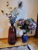 Vases garnis, fausses fleurs