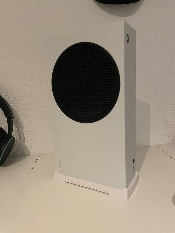 Console: Xbox series s mit 2 Controller und Headset – Usato da Herzogenbuchsee venduto da Andrew12 1
