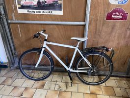 Weisses Trekking Fahrrad Shimano Deore mit Gepäckträger