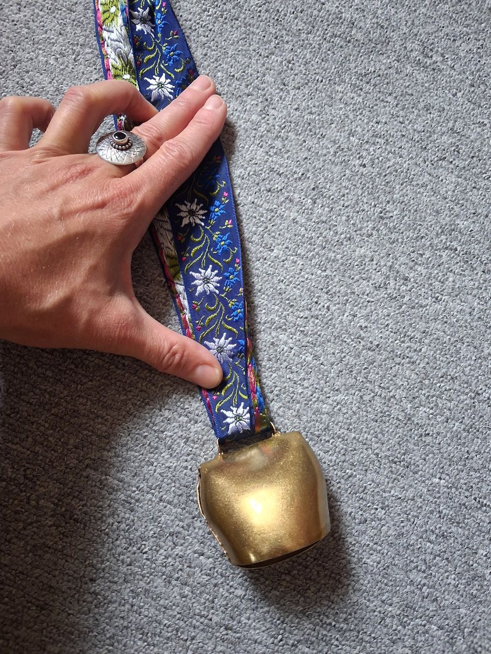 Campanacci mucche: Glocke mit Edelweissband – Nuovo (secondo la descrizione) da Wald ZH venduto da e8e 5