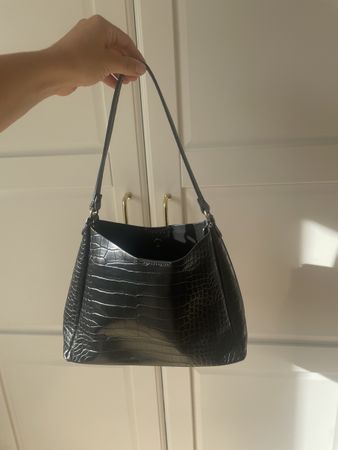 Schwarze Handtasche in Krokodiloptik