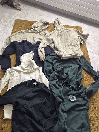 Kapuzenpulli-Set, Größe XS bis S, gut erhalten.