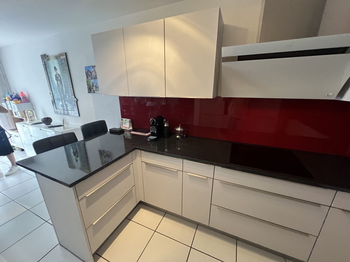 Cucine complete: Moderne Einbauküche mit Granitabdeckung & Geräten – Usato da Erlinsbach venduto da Sphair01 1