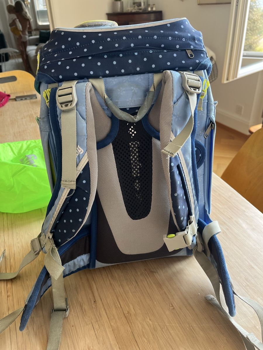Ergobag Zaini: Ergobag Schulrucksack blau inkl. Etui & Regenschutz – Usato da Zürich venduto da NSJ 3
