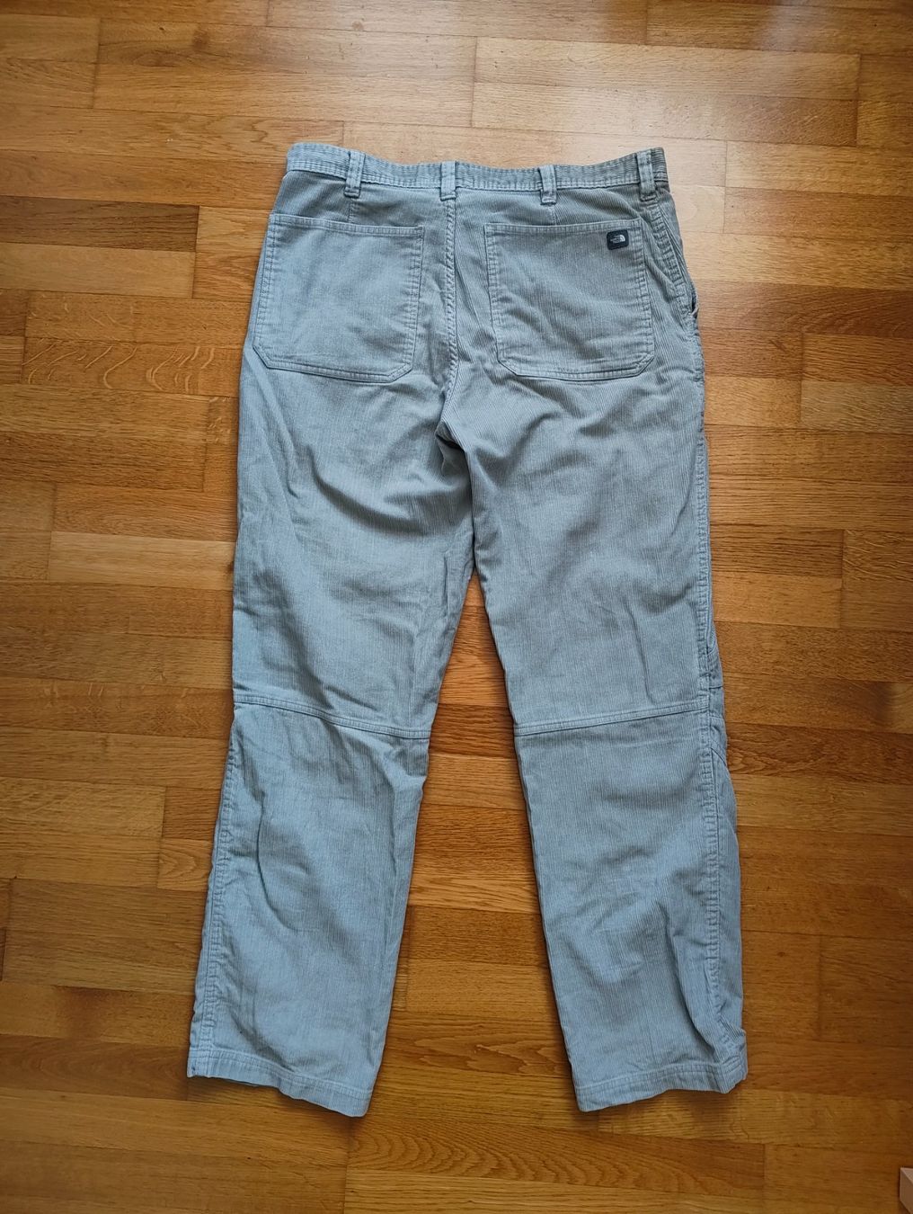 North Face Pantaloni: The North Face Corduroy Pants – Usato da Muri b. Bern venduto da SauceBernoise 1