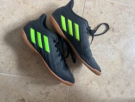 Adidas Hallenschuhe Gr. 34, schwarz-grün, wenig getragen