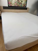 Doppelbett mit 2 Nachttischen & Matratzen zu verkaufen