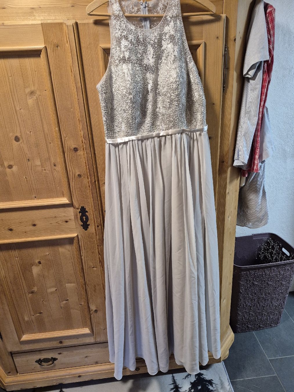 Vestiti: Kleid gr 42 – Usato da Adelboden venduto da Fuhrer9394