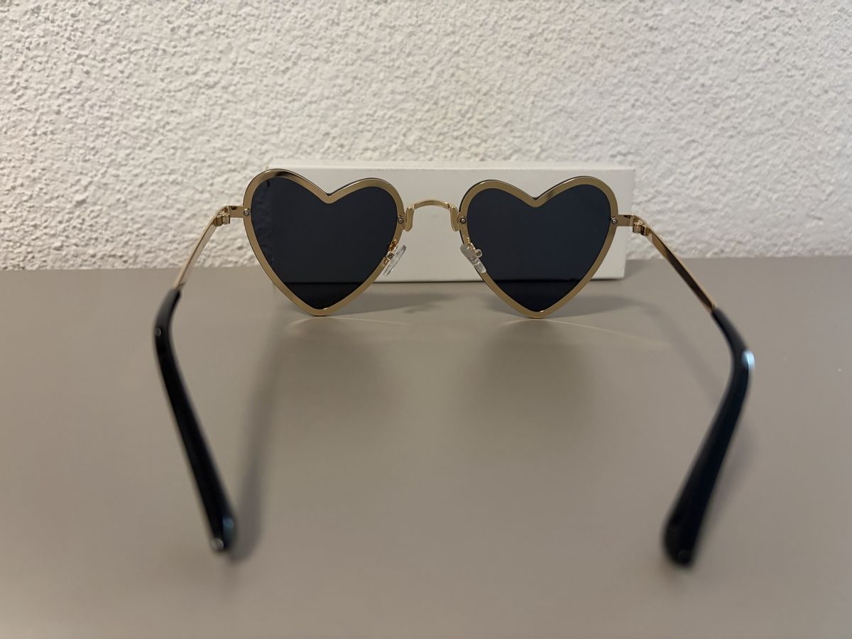 Brillen & Gläser: Sonnenbrille Herzform Schwarz NEU – Neu und originalverpackt aus Balgach von Miisarah 1