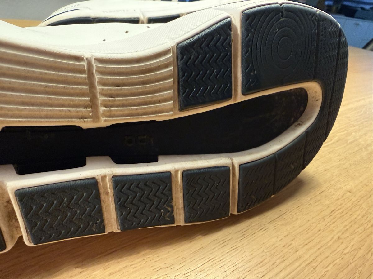 On Herrenschuhe: ON Sneaker THE ROGER EU 47.5 – Gebraucht aus Jonen von Investor2 3